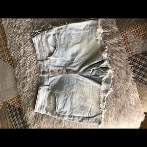 Universal thread high rise light wash button shorts